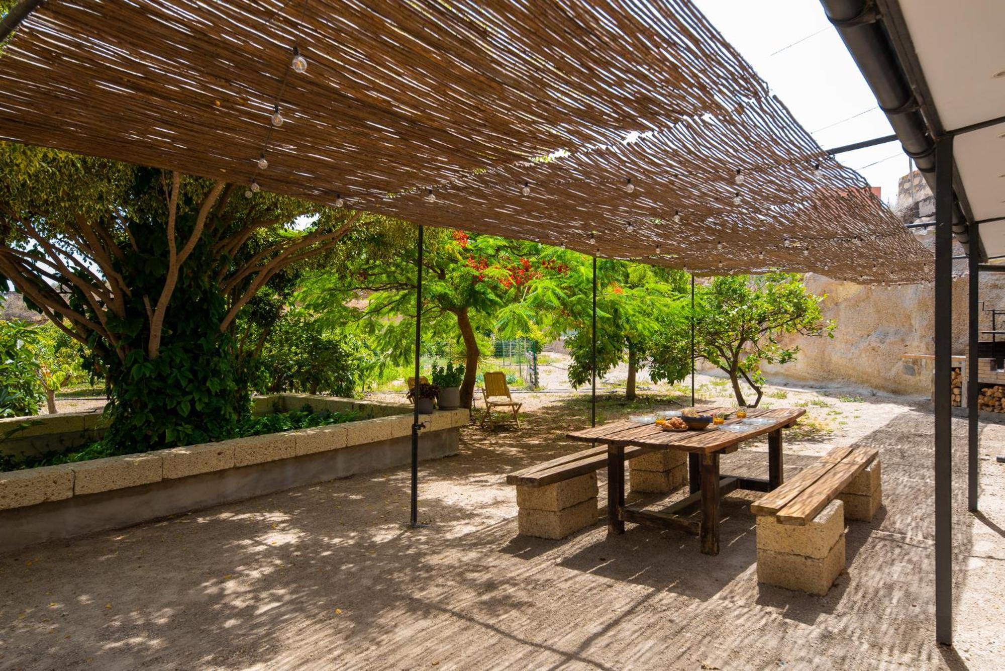 Private House With Pool & Garden